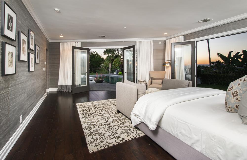 Mila Kunis has sold her Hollywood Hills Home for $3,99 Million 15