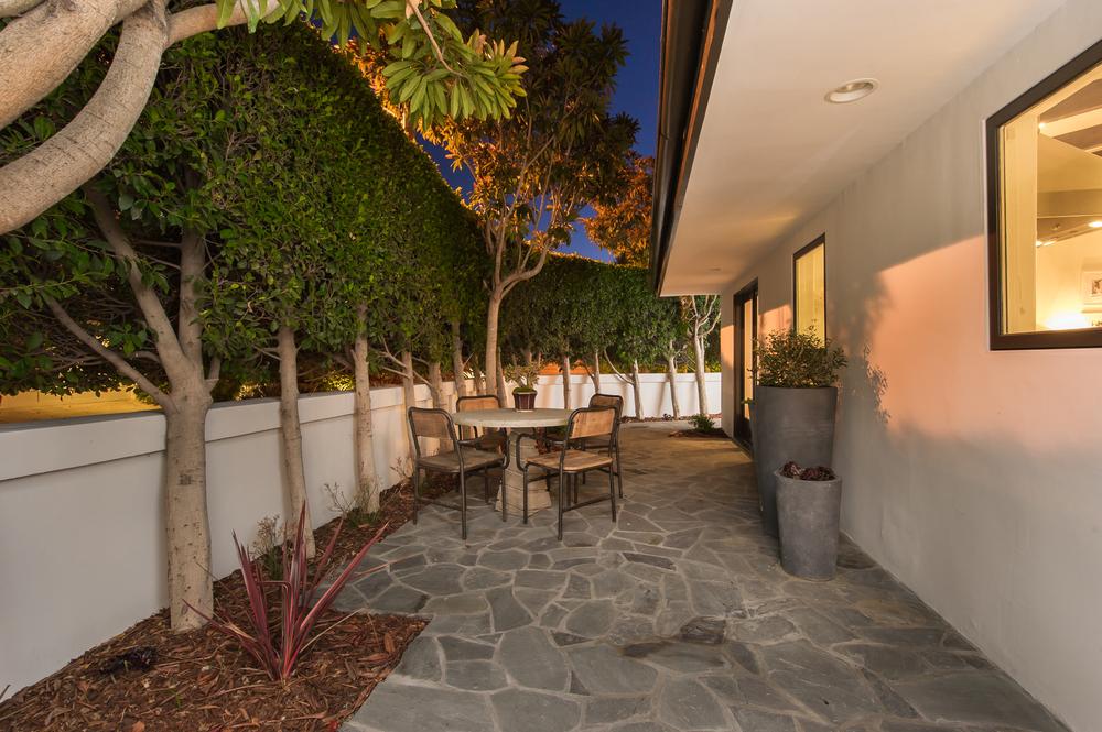 Mila Kunis has sold her Hollywood Hills Home for $3,99 Million 16