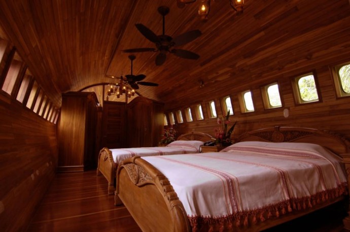 Boeing 727 transformed Into a Luxury Hotel Suite 5