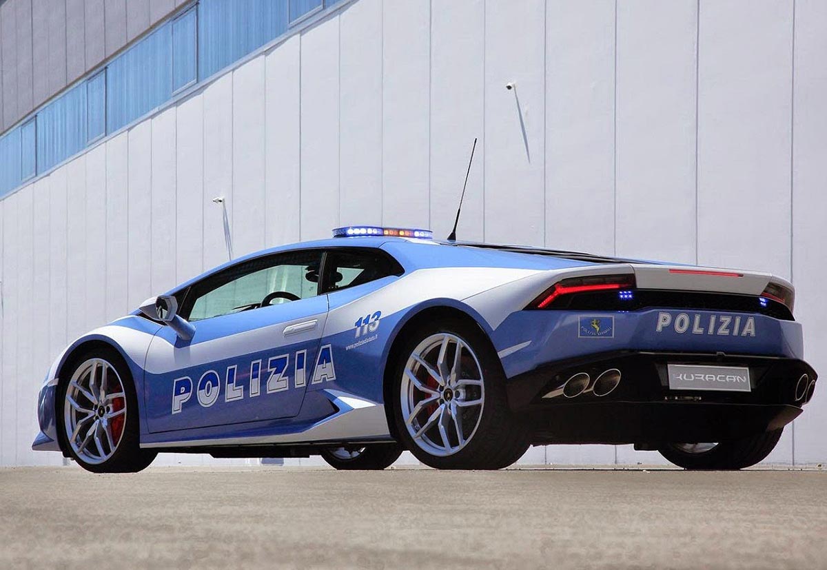 Lamborghini donates Huracán to Italian police 2
