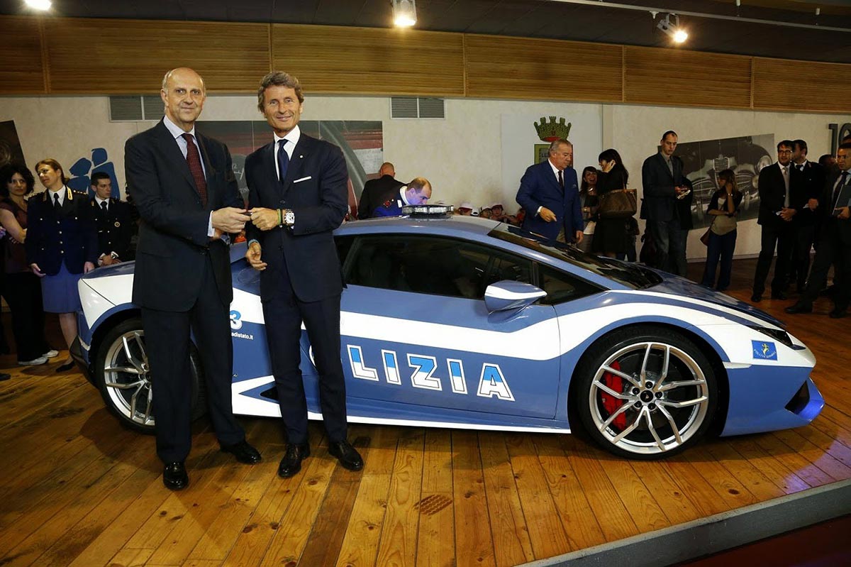 Lamborghini donates Huracán to Italian police 3