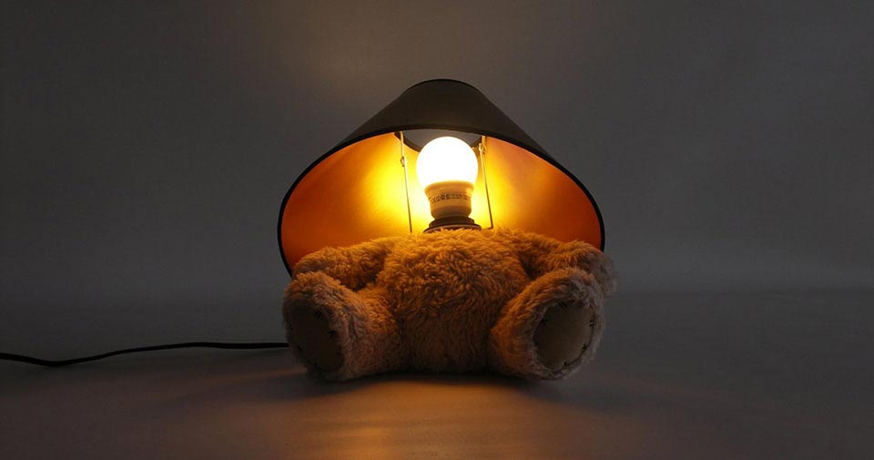 Teddybär-Lampe: Er sitzt ganz ruhig auf deinem Nachttisch 2