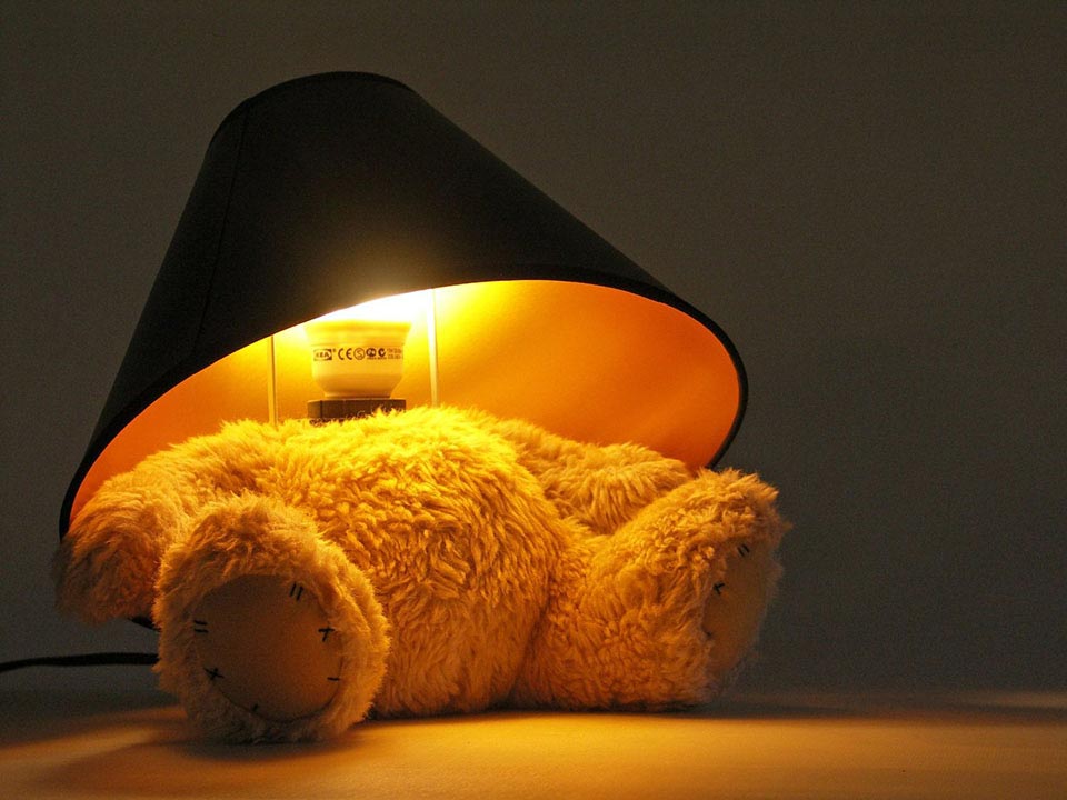 Teddybär-Lampe: Er sitzt ganz ruhig auf deinem Nachttisch 3