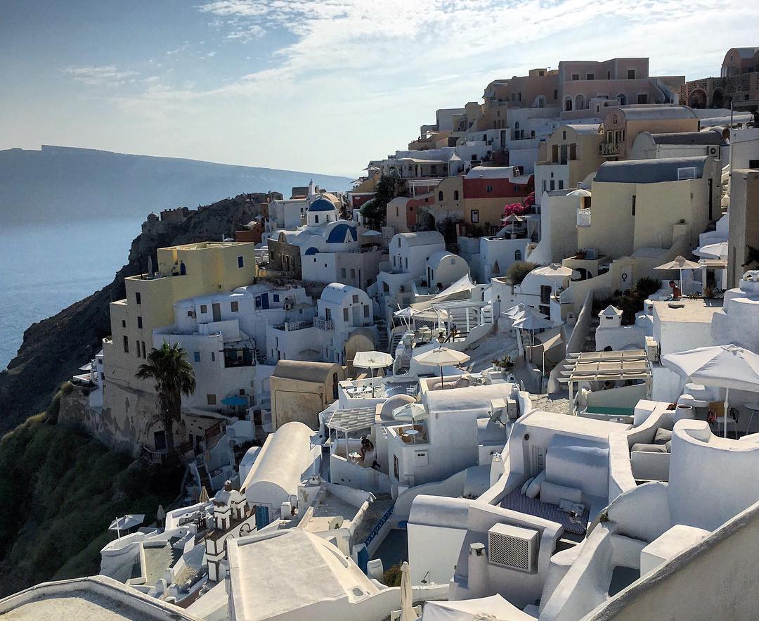 Emily Ratajkowski shares holiday pictures from Santorini 4