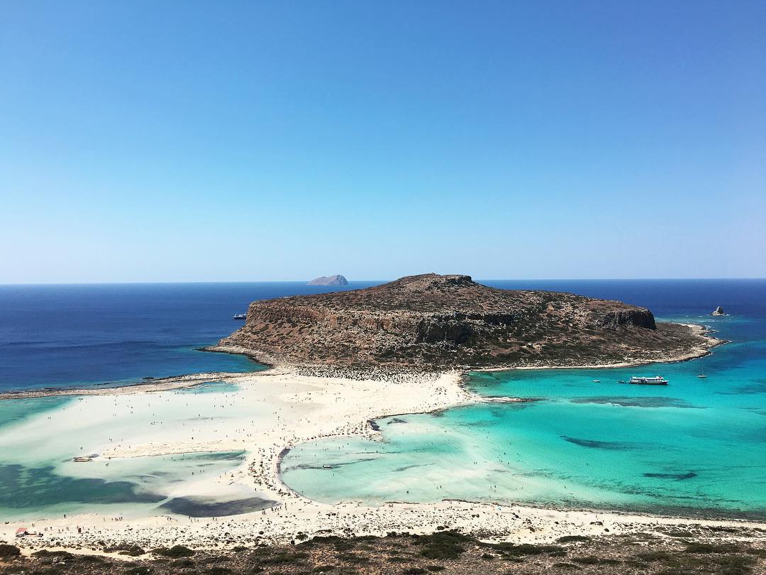 Emily Ratajkowski shares holiday pictures from Santorini 7