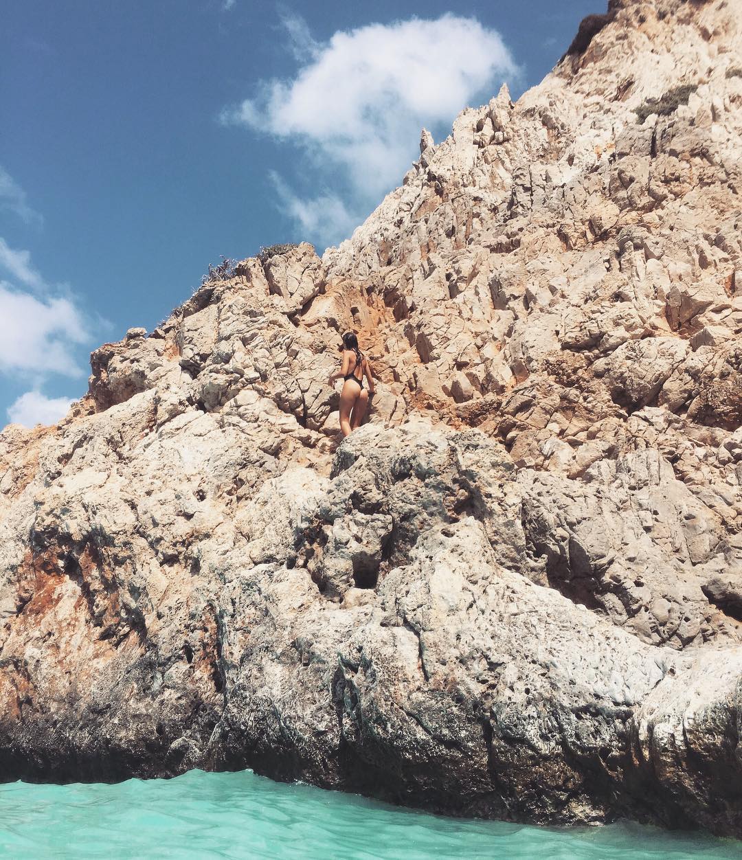Emily Ratajkowski shares holiday pictures from Santorini 8