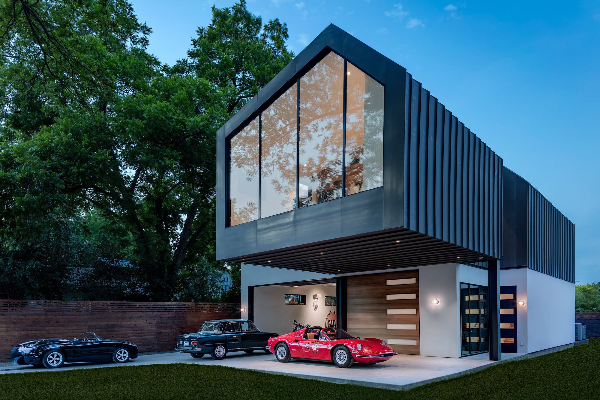 Der Traum eines jeden Autoliebhabers: Das Autohaus von MF Architecture 3
