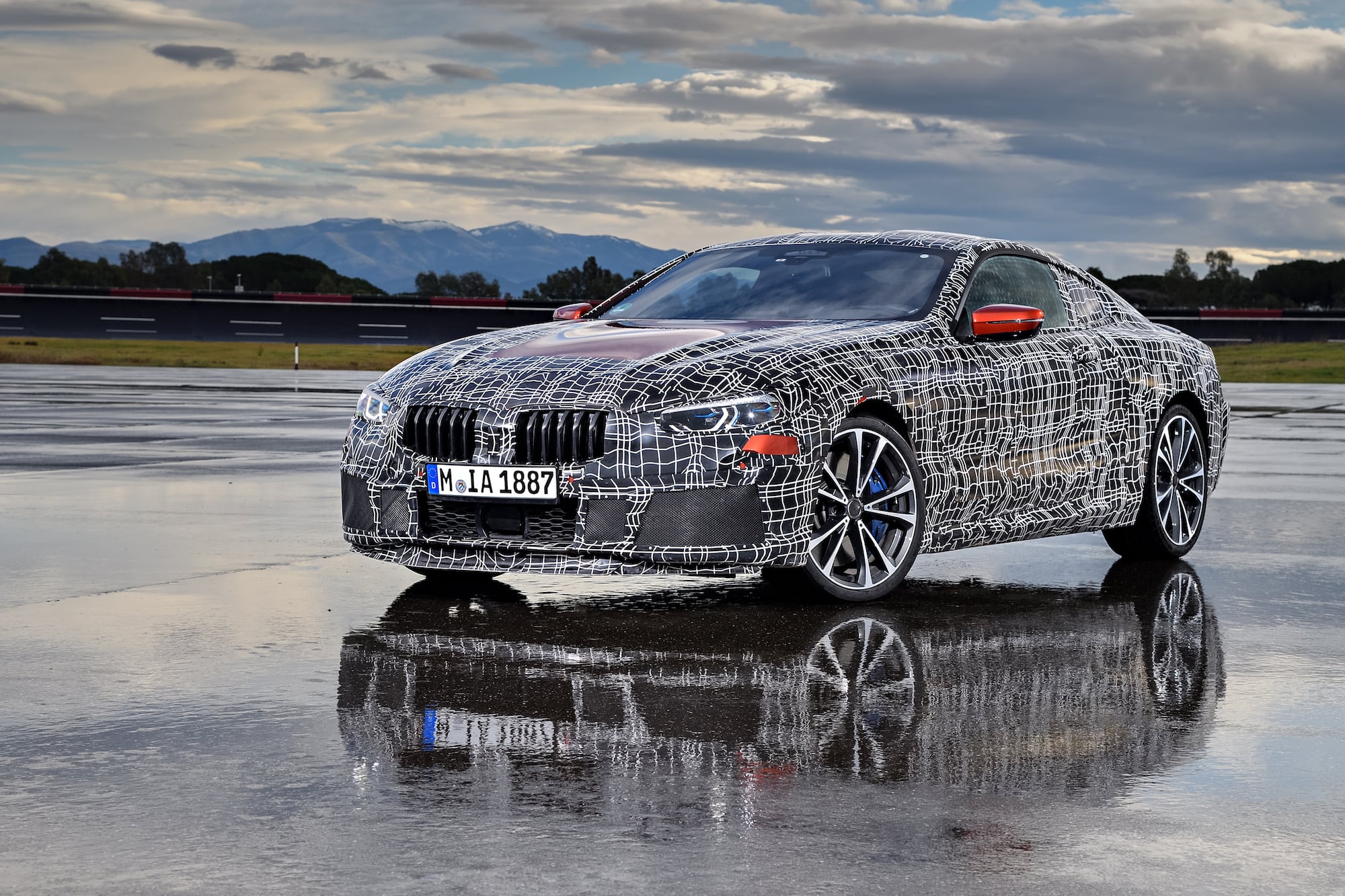 Warm-up in Italien: Das neue BMW 8er Coupé auf der Rennstrecke in Aprilia 7