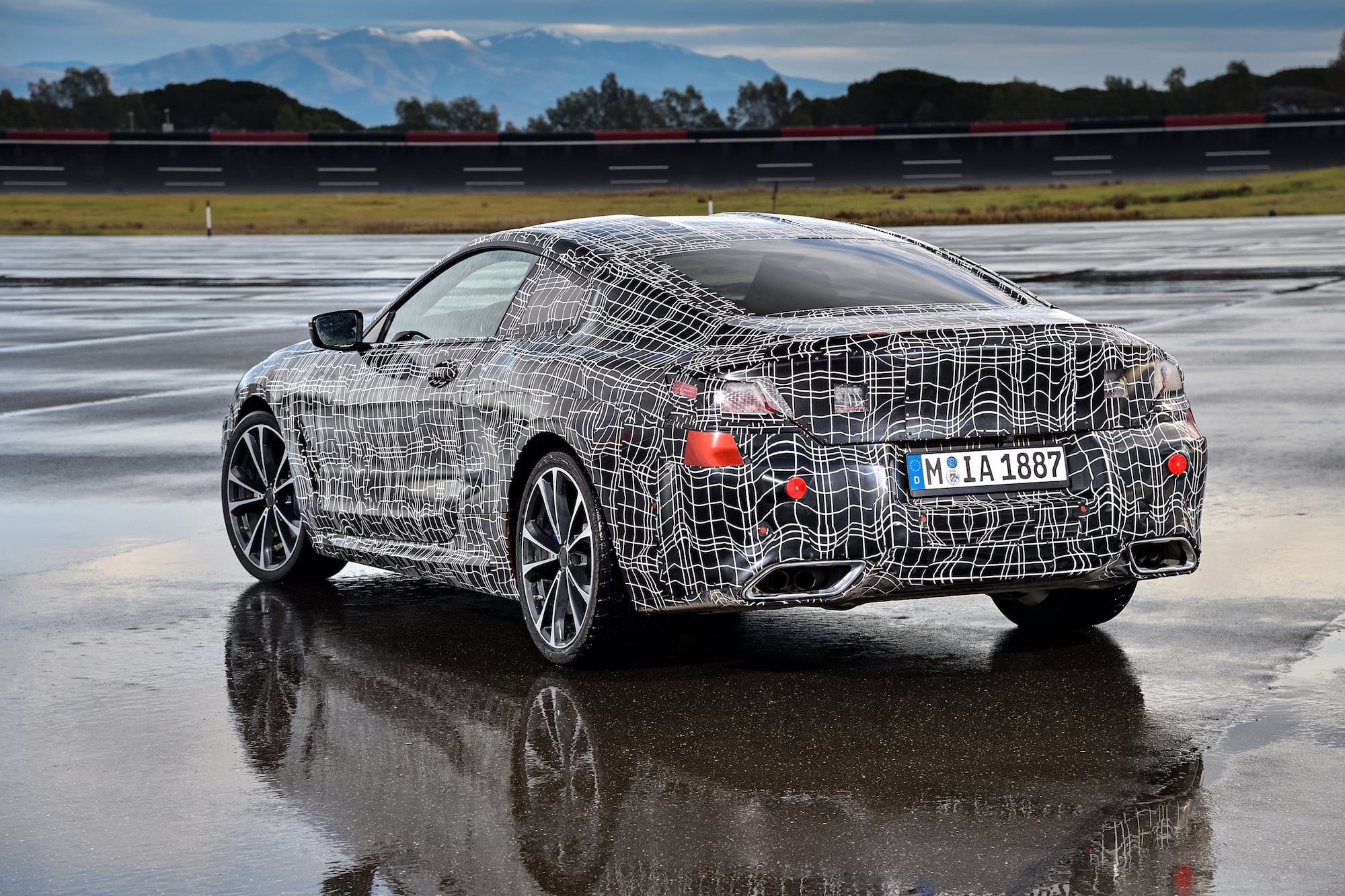 Warm-up in Italien: Das neue BMW 8er Coupé auf der Rennstrecke in Aprilia 8