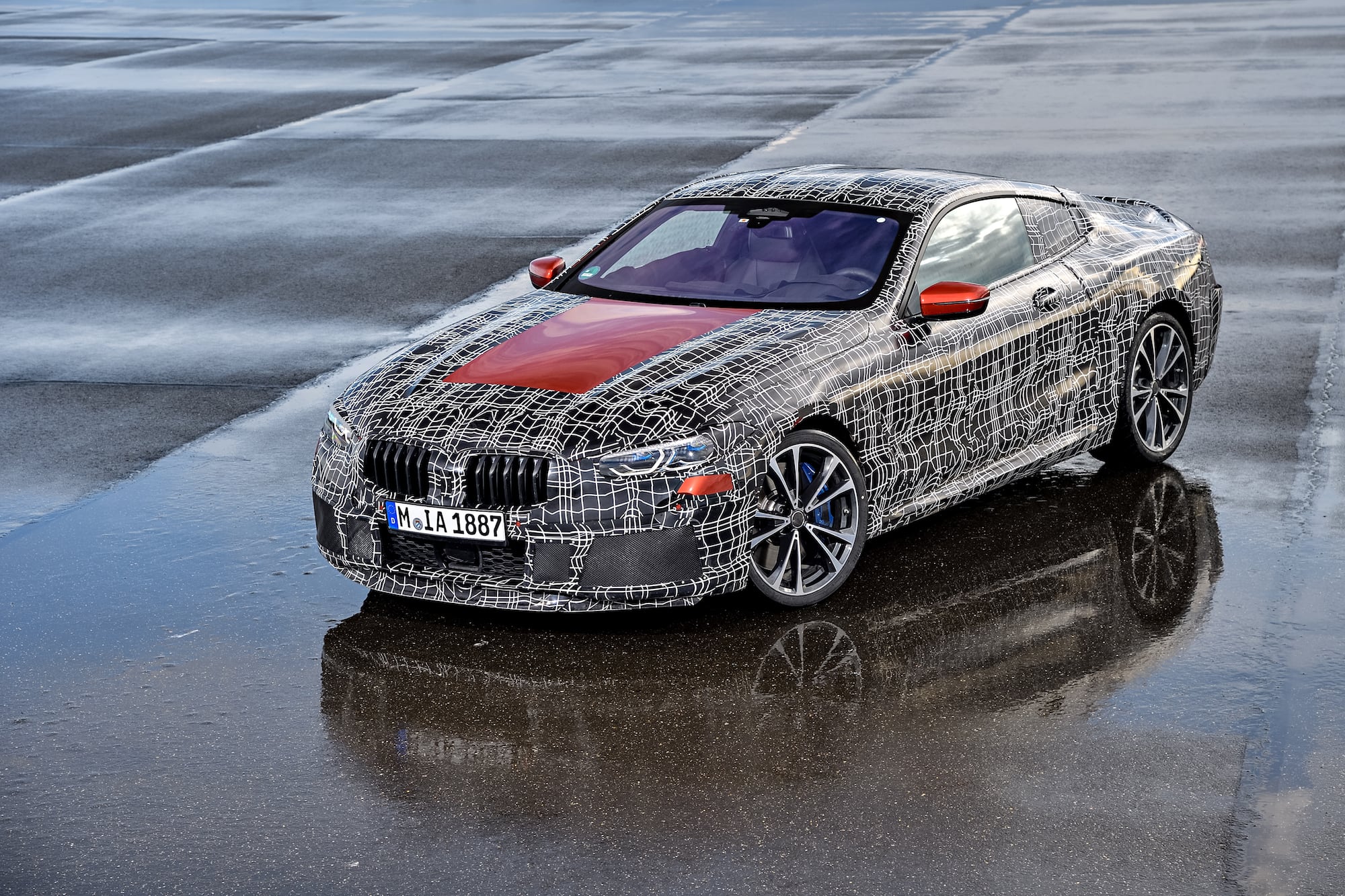 Warm-up in Italien: Das neue BMW 8er Coupé auf der Rennstrecke in Aprilia 9