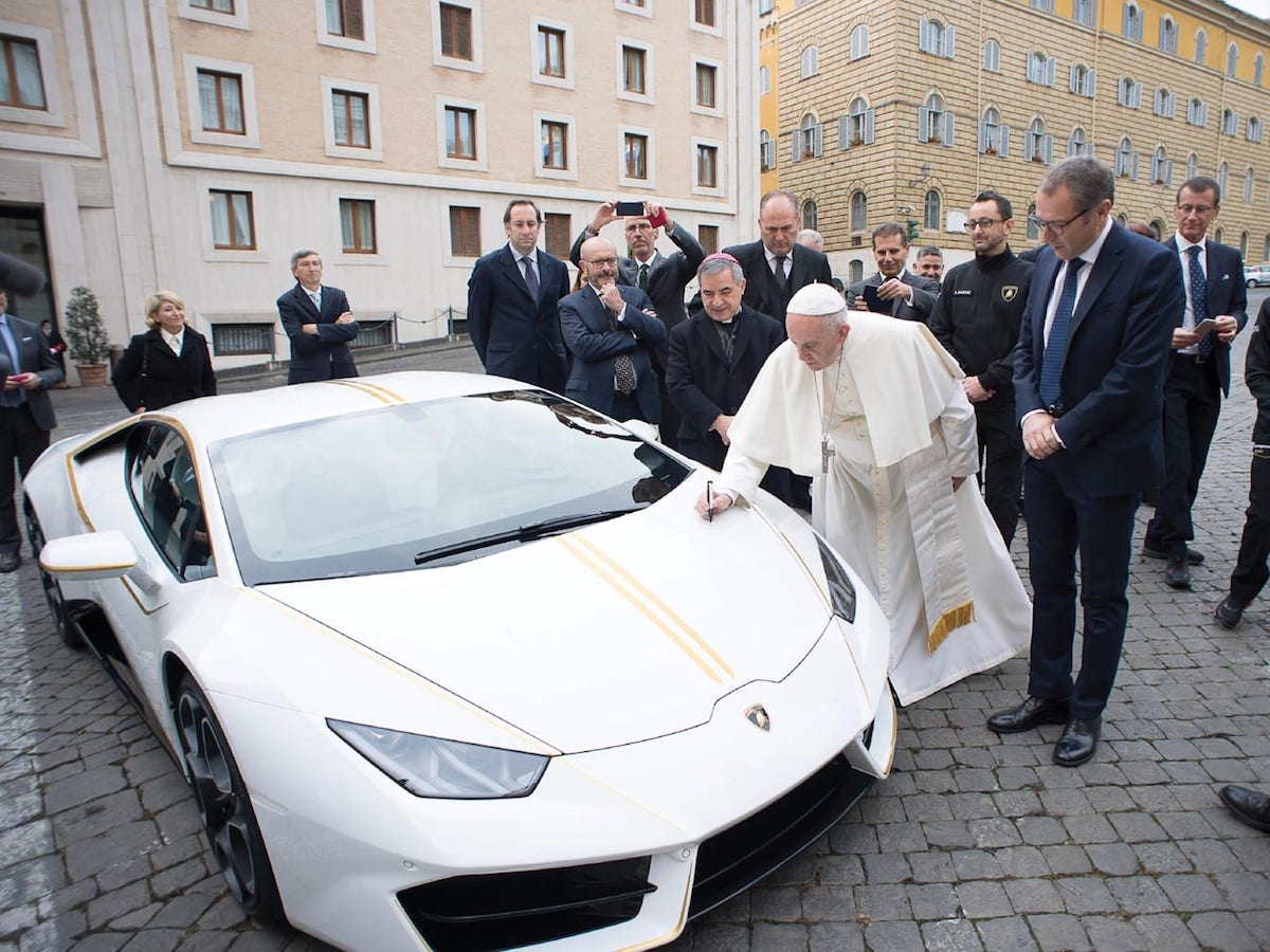 Seine Heiligkeit Papst Franziskus versteigert seinen Lamborghini Huracan RWD 1