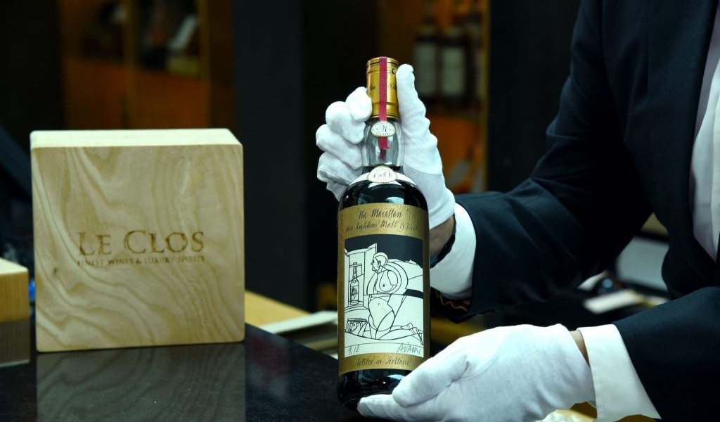 Mann kauft im Flughafen-Shop den teuersten Whisky der Welt für $1.2 Millionen Dollar