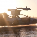 Zurück in die Zukunft: Dieser selbstgebaute DeLorean schwebt über Wasser