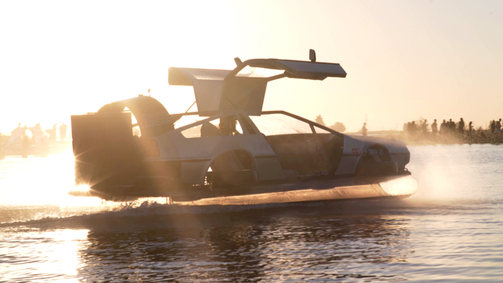 Zurück in die Zukunft: Dieser selbstgebaute DeLorean schwebt über Wasser 1