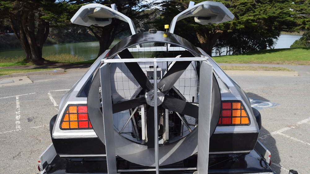 Zurück in die Zukunft: Dieser selbstgebaute DeLorean schwebt über Wasser 3