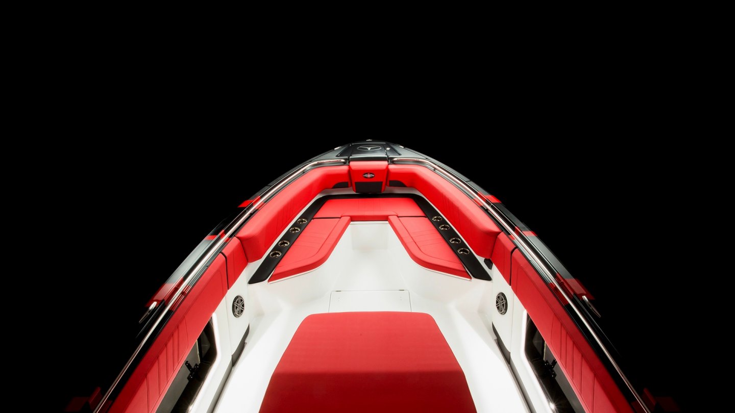 Driving Performance zu Lande und zu Wasser: Das 41‘ AMG Carbon Edition Speed Boat 7