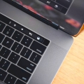Apple reduziert den Preis für das MacBook Air und erweitert das günstigste MacBook Pro um eine Touch-Bar