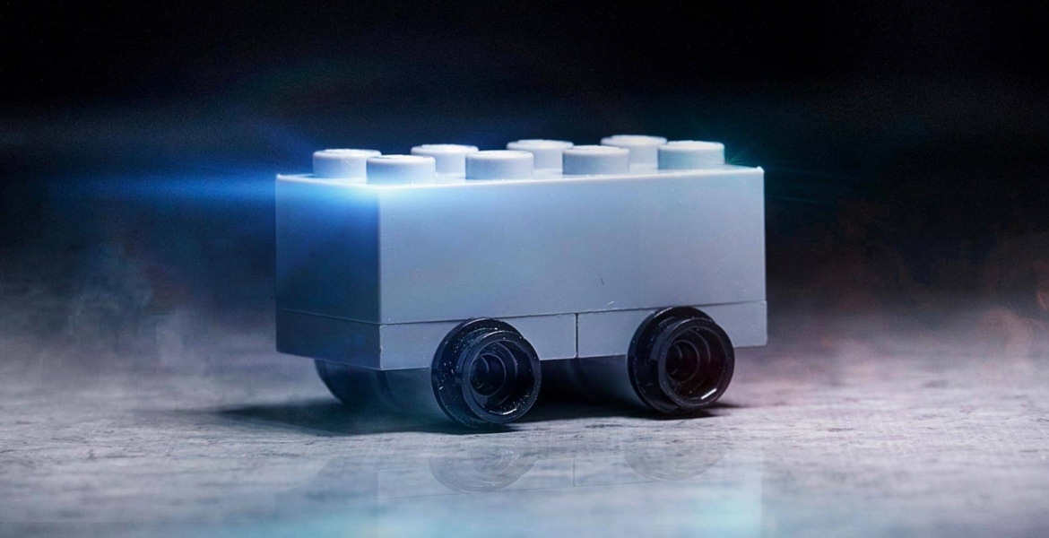 LEGO verspottet Teslas Cybertruck mit seiner eigenen bruchsicheren Version