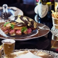 Der $1,600 Wagyu Beef Burger mit schwarzen Trüffelspänen und 24- Karat Blattgold