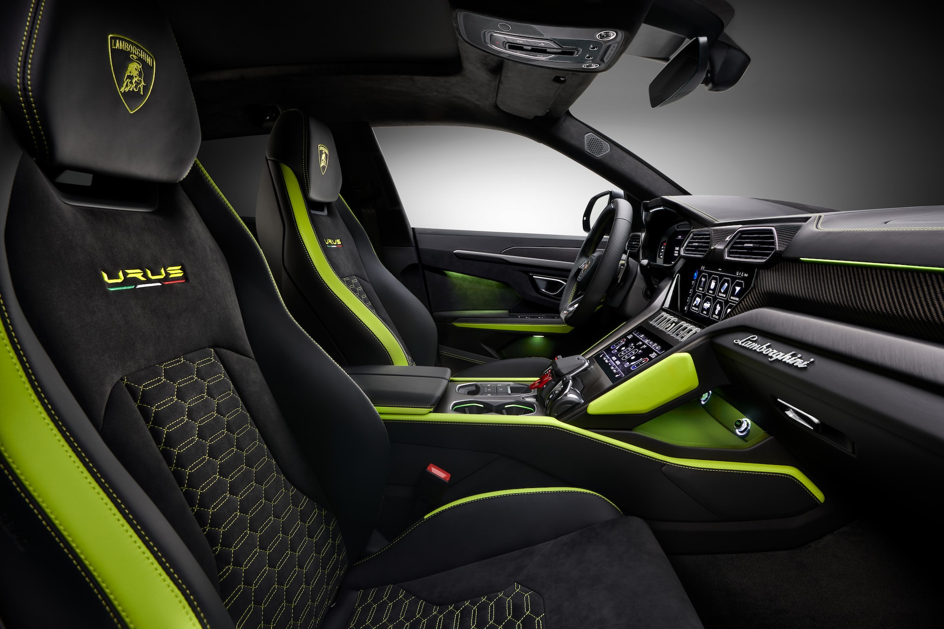 Der Lamborghini URUS zeigt sich in neuer Farbe: Die Graphite Capsule Edition 7